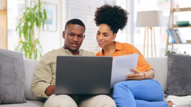 黑人夫妇 笔记本电脑和财务 抵押或客厅沙发上费用的文件一起在家里 快乐的非洲男人和女人在电脑上工作 带着付款或账单在沙发上 — 图库视频影像