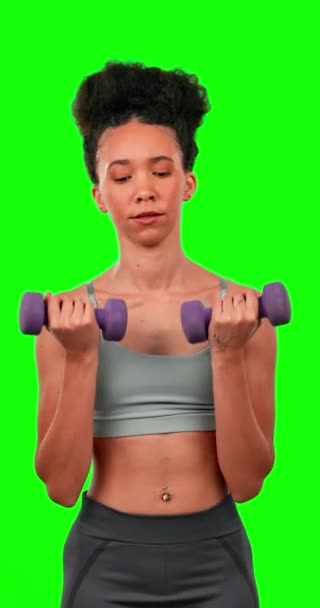 Twarz Ćwiczenia Kobieta Hantlami Zielonym Ekranie Studio Odizolowane Tle Portret — Wideo stockowe