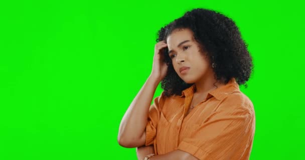 Kafası Karışmış Kadın Yeşil Ekrandaki Fikirleri Düşünmek Sorular Neden Taklit — Stok video