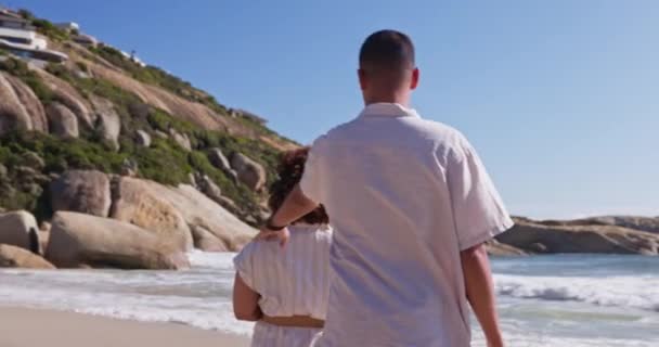 Gruß Umarmung Und Ein Paar Strand Für Ein Date Überraschung — Stockvideo