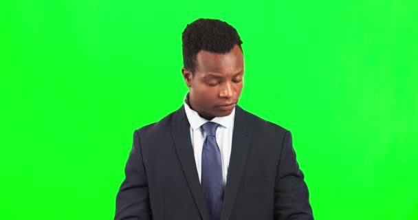 Черный Человек Бизнесе Лицо Руки Скрещены Зеленом Экране Профессиональным Мышлением — стоковое видео