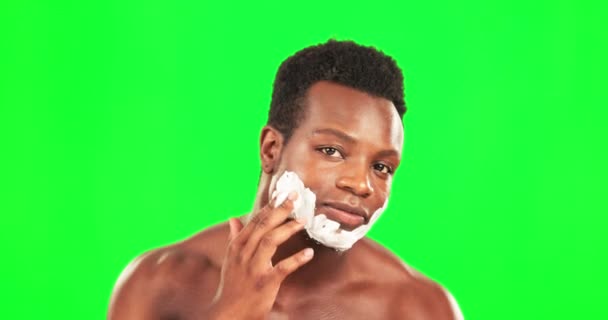 黑人男子 剃须霜在脸上和绿色屏幕 打扮和卫生与美丽的工作室背景 与快乐男性的肖像 护肤和面部脱毛 模拟空间和皮肤科 — 图库视频影像