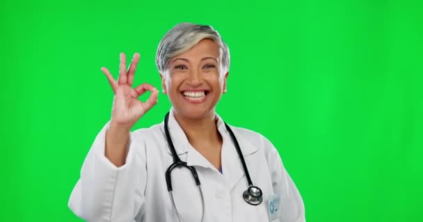 緑の画面と良い手のジェスチャー 肯定的な意見でスタジオの背景に女性医師の肖像画 幸せな成熟したモデル 受賞者の考え方と健康管理におけるOkの手話と幸福 — ストック動画