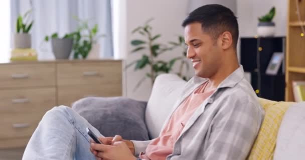 Telefon Sürpriz Aşk Için Oturma Odasındaki Çifte Sarılma Kaynaşma Sevgi — Stok video