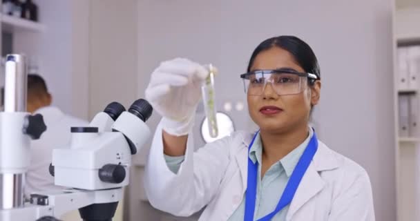 科学女性 医学和化验室 用于未来创新和发展的化学试管 快乐的女科学家笑着在实验室里做液体药物 疫苗分析或研究 — 图库视频影像