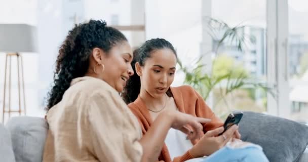 Telefon Lezbiyen Çift Evde Oturup Rahatlamak Online Alışveriş Yaparken Internette — Stok video