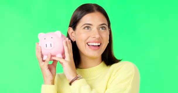 快乐的女人 脸和金钱与储蓄罐绿色屏幕上的投资 预算或金融在工作室背景 为硬币 利润或投资而持有储蓄的兴奋女性的画像 — 图库视频影像