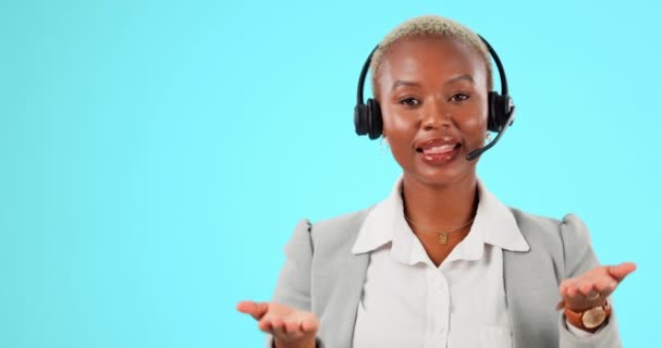 コールセンター スタジオでの顧客サポート 販売や選択のために話している女性の肖像画 テレマーケティングのために働く黒人女性エージェント 青の背景に広告モックアップPrスペースオプション — ストック動画