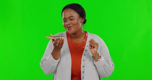 Groen Scherm Telefoongesprek Zwarte Vrouw Met Glimlach Spreker Gesprek Tegen — Stockvideo