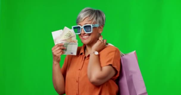 快乐的女人 金钱和购物袋在绿色屏幕上为时尚或购买工作室背景 以现金和礼品袋购买奢侈品配件的时尚女性肖像 — 图库视频影像
