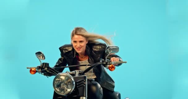 ヴィンテージ レトロや輸送のためのスタジオで女性とスポーツ 高速かつオートバイ ファッションバイクに乗って 旅行や態度のための青の背景に隔離された — ストック動画