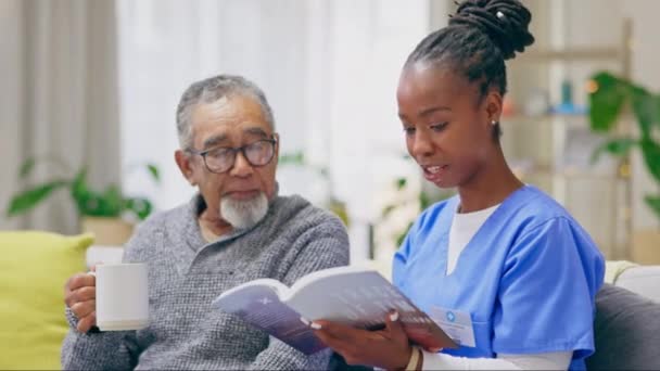 Entspannen Lesen Und Krankenschwester Mit Alten Mann Auf Dem Sofa — Stockvideo