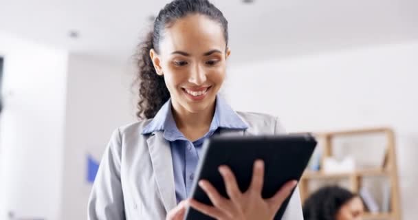 Επιχειρήσεις Χαρούμενες Και Γυναίκες Tablet Πληκτρολόγηση Ψηφιακά Μέσα Για Έκθεση — Αρχείο Βίντεο