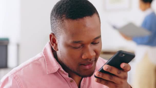 Konuşmak Çalışmak Telefon Görüşmesi Yapan Siyahi Bir Adam Letişim Sesli — Stok video