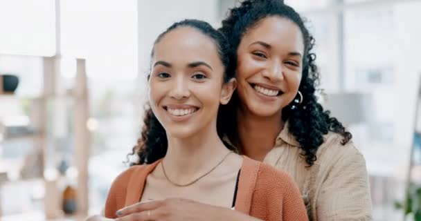Feliz Mulheres Retrato Amigos Abraçam Felicidade Sentindo Excitados Cuidados Confiantes — Vídeo de Stock