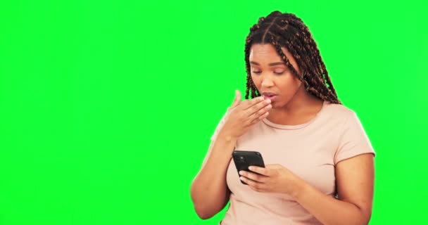在工作室的绿屏背景上和一个黑人女人打电话 打滚和开玩笑 以便进行交流 在键盘上输入一条短信时 与感到惊讶的女性进行移动 联系和闲聊 — 图库视频影像