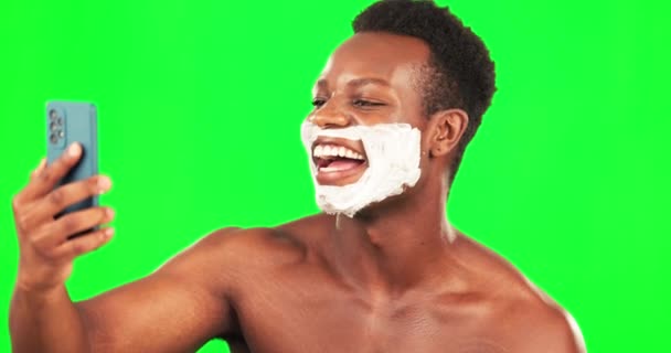 Selfie Rasieren Und Perfekt Mit Einem Schwarzen Mann Auf Grünem — Stockvideo