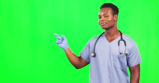 緑の画面上の幸せな男 顔と医師の同意 はいまたは承認でモックアップを指している 肖像画 黒人男性と医療専門家の広告契約 医療の選択と良いレビューの信頼 — ストック動画