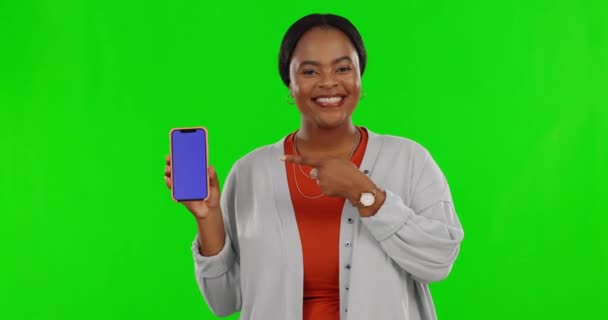 黒の女性 成功のために親指で緑の画面上の電話やモックアップやスタジオの背景に対して勝つ 広告用スマートフォンディスプレイを指すアフリカ系アメリカ人女性の肖像 — ストック動画
