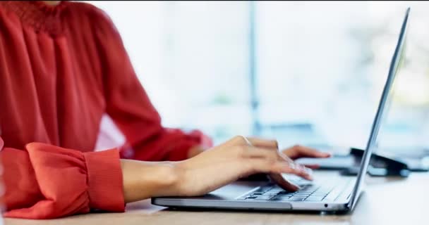 Perempuan Mengetik Laptop Tangan Dan Menulis Konten Untuk Blog Agensi — Stok Video
