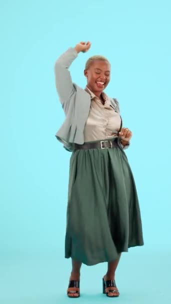 Танці Ділова Жінка Посміхається Щастя Студії Щоб Відсвяткувати Ізольовані Синій — стокове відео