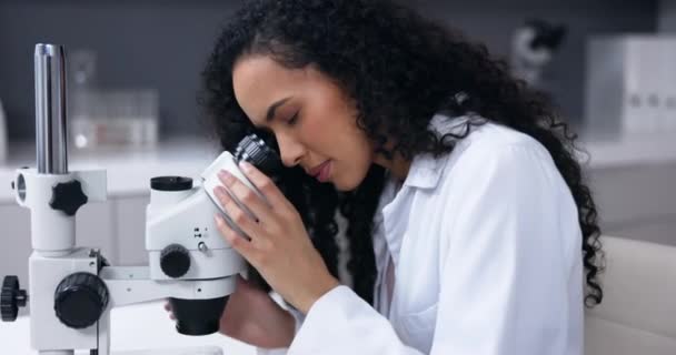 Ciencia Mujer Microscopio Con Análisis Laboratorio Científico Hace Experimento Biotecnología — Vídeos de Stock
