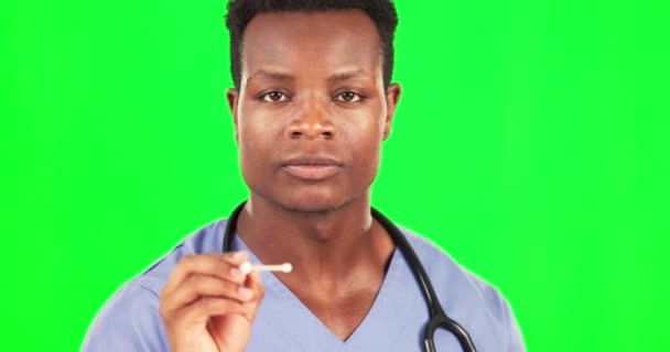 Wattestäbchen Schwarzes Männergesicht Und Arzt Mit Grünem Bildschirm Der Einen — Stockvideo
