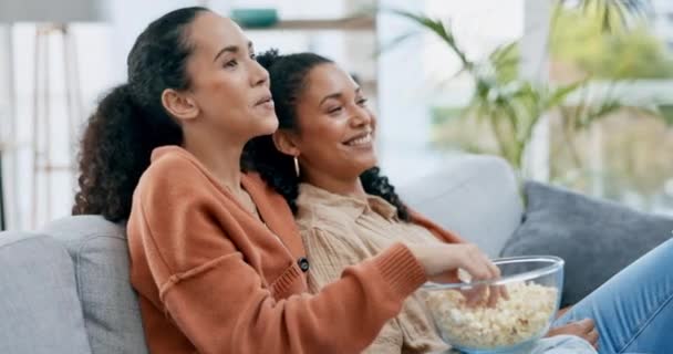 Regarder Télévision Pop Corn Couple Lesbiennes Rire Sur Canapé Dans — Video