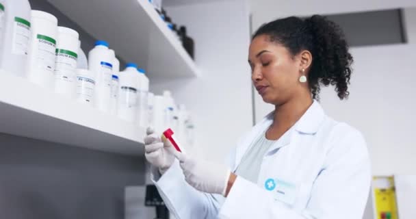 Ilmuwan Wanita Dan Tabung Tes Darah Untuk Penelitian Pengujian Atau — Stok Video