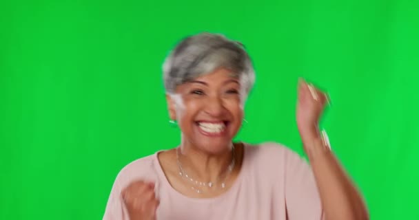 Зрелая Женщина Праздник Танцы Студии Зеленого Экрана Взволнованным Лицом Победы — стоковое видео