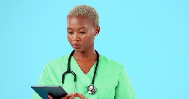 Tableta Šťastná Černá Žena Lékař Izolované Modrém Pozadí Výzkumu Zdravotní — Stock video