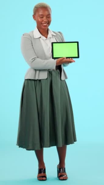 工作室和平板绿色屏幕肖像广告模拟空间或网站 手持移动设备的黑人谈论蓝色背景的应用程序 Ux或品牌和标识设计 — 图库视频影像