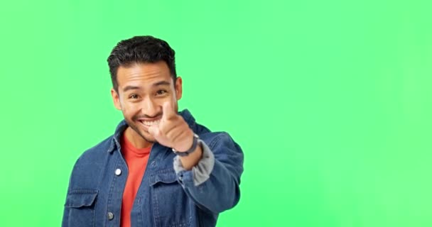 Обличчя Зелений Екран Азіатський Чоловік Вказують Посмішку Напрямок Студійне Тло — стокове відео