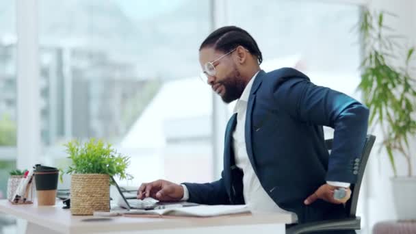 Rückenschmerzen Verletzungen Und Ein Schwarzer Mann Büro Der Mit Ermüdung — Stockvideo
