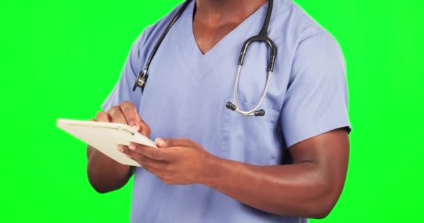 Μαύρος Άνθρωπος Γιατρός Δακτυλογράφηση Και Tablet Πράσινη Οθόνη Την Υγεία — Αρχείο Βίντεο