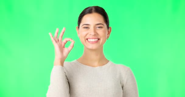 Bien Manos Cara Mujer Sonrisa Pantalla Verde Fondo Estudio Acuerdo — Vídeos de Stock