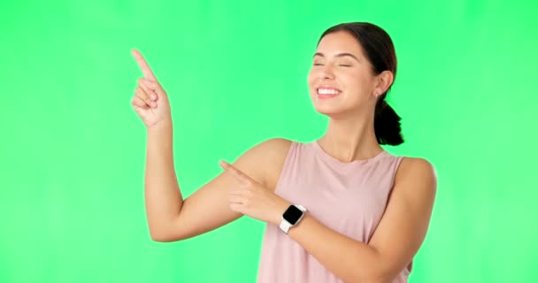 健美女人的脸 手和绿色的屏风带着幸福指点着 笑着展示着体操广告 与快乐的女运动员在一起的肖像 孤独和工作室背景表现出模仿的宣布 — 图库视频影像