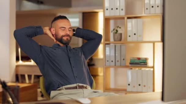 Ευτυχισμένος Επιχειρηματίας Και Τεντώνεται Για Χαλαρώσετε Στο Γραφείο Εργασίας Στο — Αρχείο Βίντεο