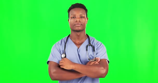 Czarny Człowiek Poważny Lekarz Twarz Zielonym Ekranie Asertywny Makietą Opieką — Wideo stockowe