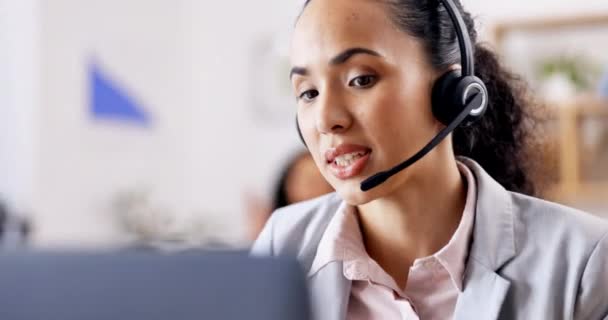Τηλεφωνικό Κέντρο Εξυπηρέτηση Πελατών Πρόσωπο Γυναίκας Συμβουλευτική Συνομιλία Εξήγηση Μικρόφωνο — Αρχείο Βίντεο