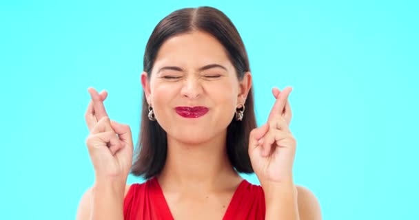 Mutlu Kadın Yüzü Mavi Arka Plan Stüdyo Şans Diliyor Heyecanlı — Stok video