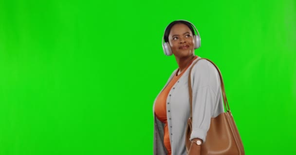 Groen Scherm Glimlach Zwarte Vrouw Lopen Koptelefoon Streaming Muziek Tegen — Stockvideo