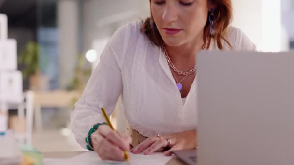 Mujer Negocios Escribiendo Pensando Planificación Lluvia Ideas Diseño Ropa Taller — Vídeo de stock