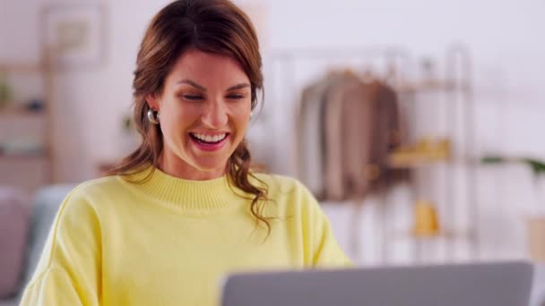 Šťastná Žena Notebook Video Hovor Vzdálené Práci Pro Setkání Webinář — Stock video