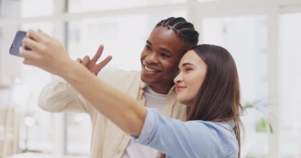Barış Işareti Selfie Çift Evde Öpüşür Kaynaşırlar Mutlu Hatıralar Için — Stok video