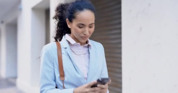 Obchodní Žena Ulice Smskování Chytrým Telefonem Pro Vytváření Sítí Mailovou — Stock video
