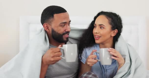 Liefde Deken Koppel Met Koffie Praten Romantiek Voor Hechting Relatie — Stockvideo