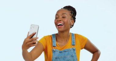 Selfie pozu, yüz ve mutlu siyah kadın, fotoğraf hafızası için stüdyo gülümsemesi olan gen z kişisi ya da model kız. Mutluluk, eğlenceli sosyal medya fotoğrafı ve beyaz arka planda izole edilmiş Afrikalı kadın pozu.