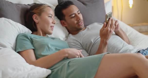 Paar Bed Social Media Met Smartphone Samen Lachen Naar Grappige — Stockvideo