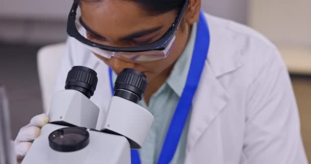 Medische Wetenschap Vrouw Laboratorium Met Microscoop Voor Analyse Futuristische Innovatie — Stockvideo